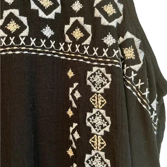 Black Embroidered Sleeveless Top‎ - Picture 2 of 4